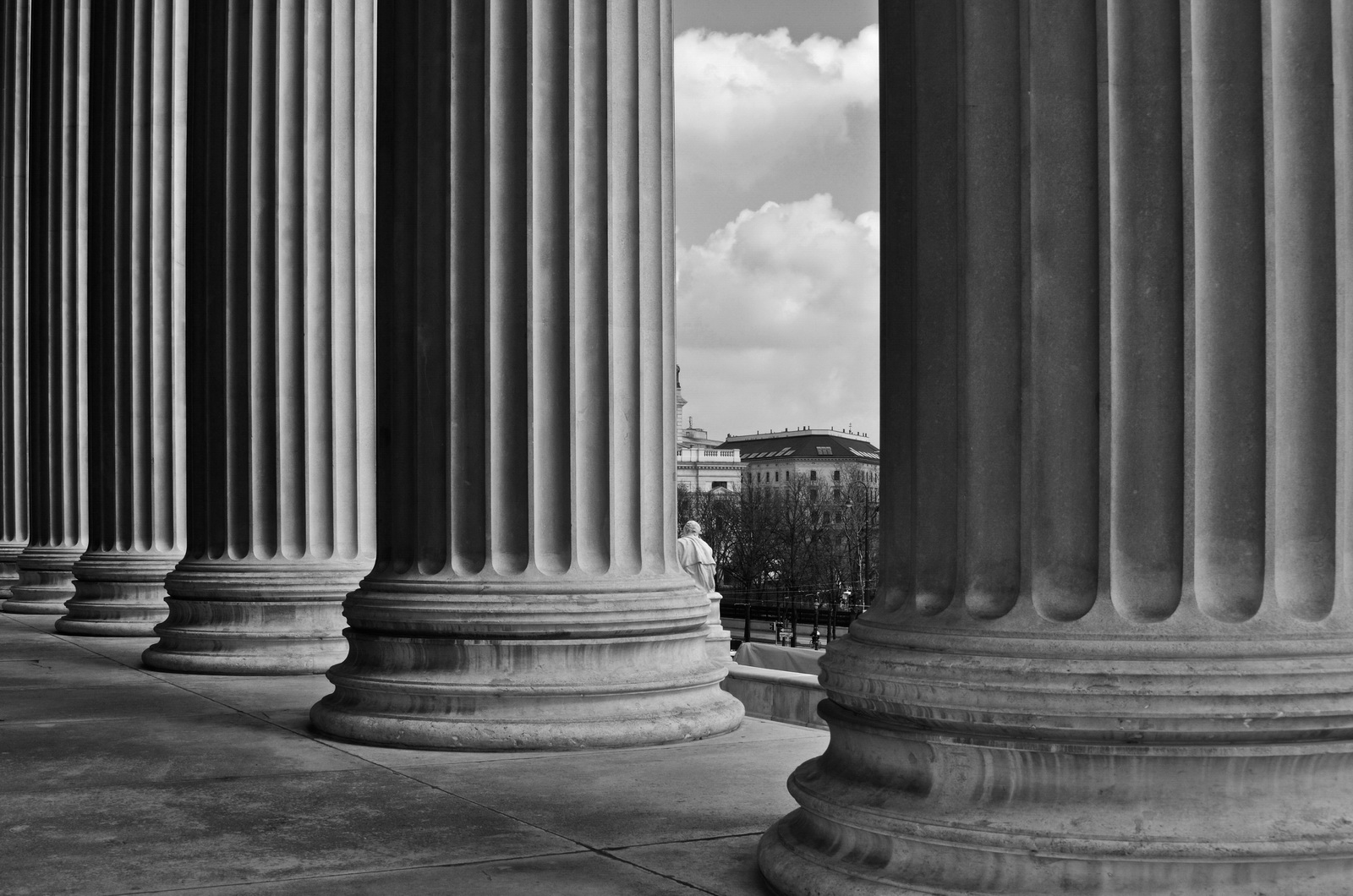 Viennese.parliament.steles 2009
